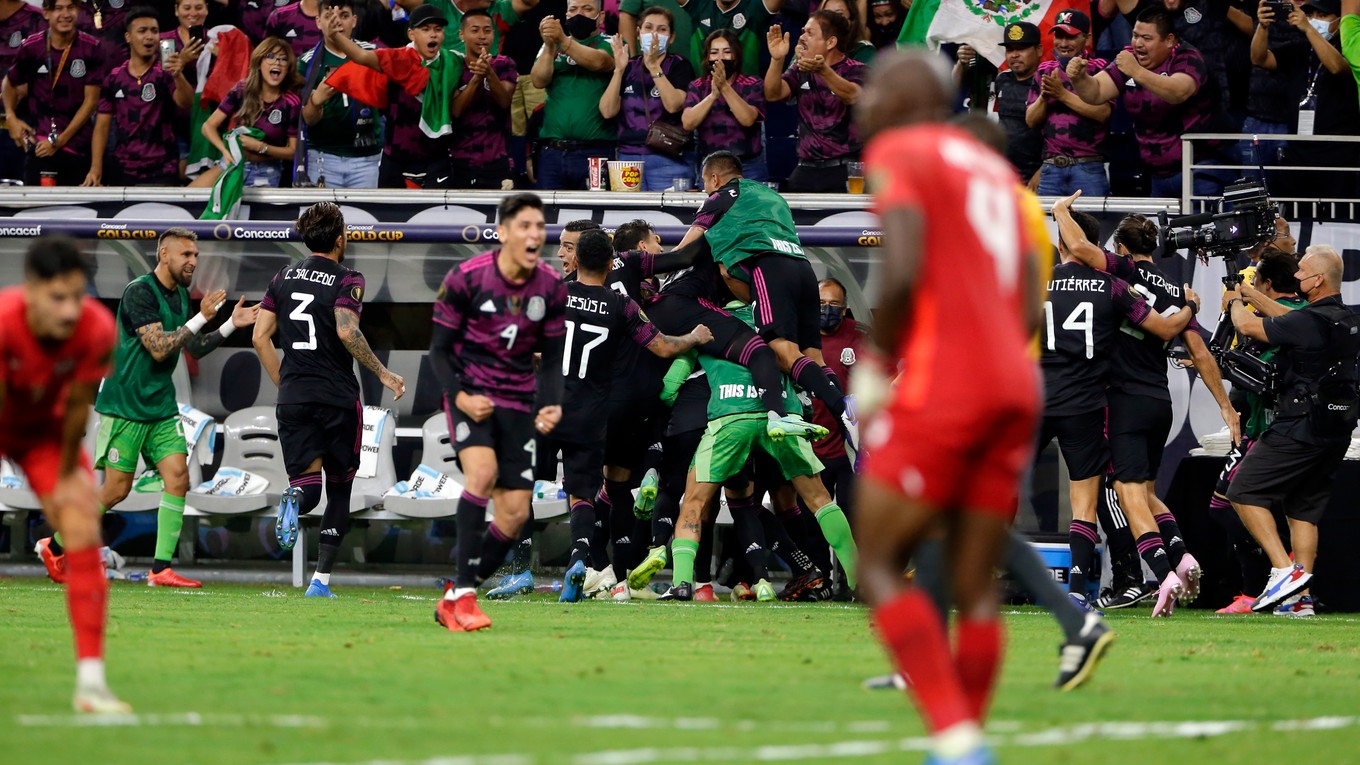Radosť futbalistov Mexika po postupe do finále Gold Cupu.