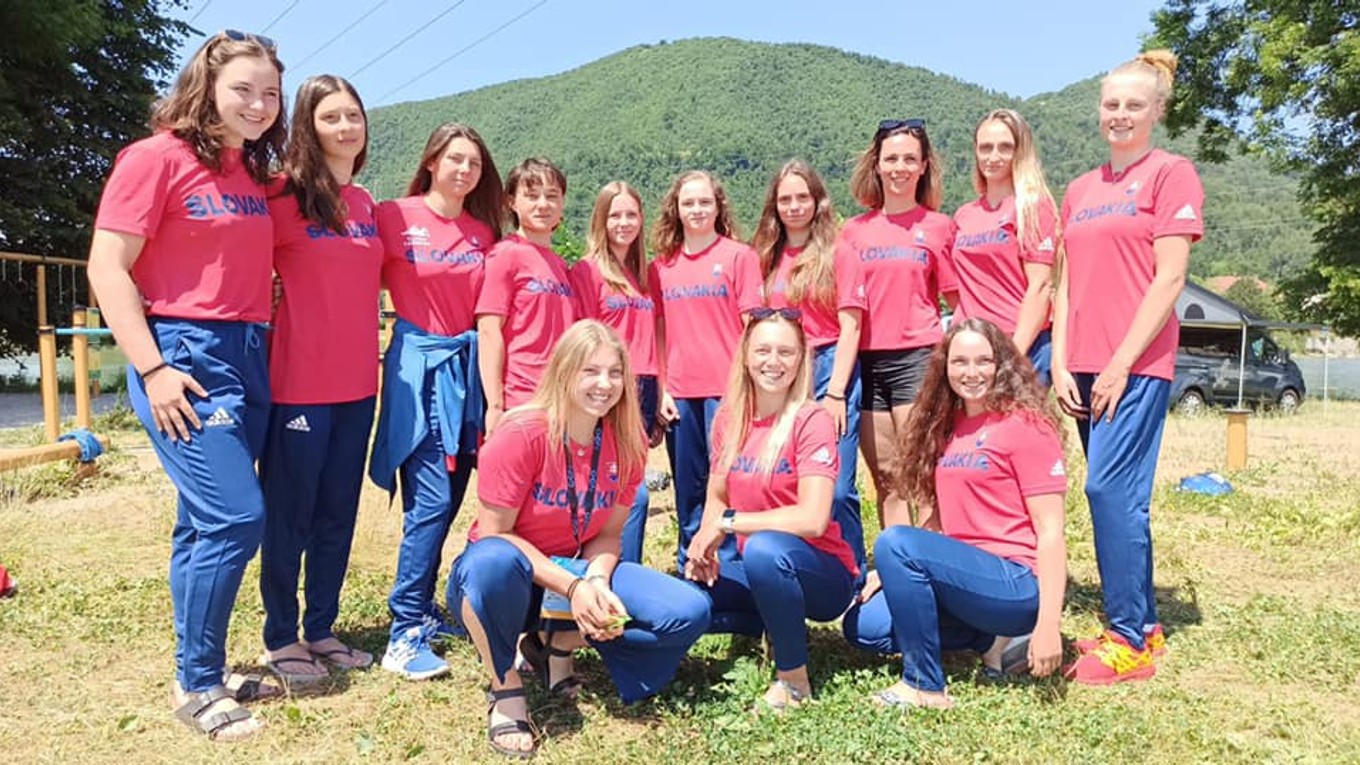 Ženský tím vodnoslalomárok na MS juniorov 2021.