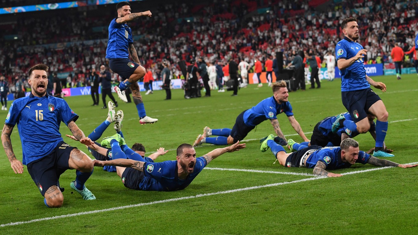 Futbalisti Talianska po triumfe na EURO 2020.