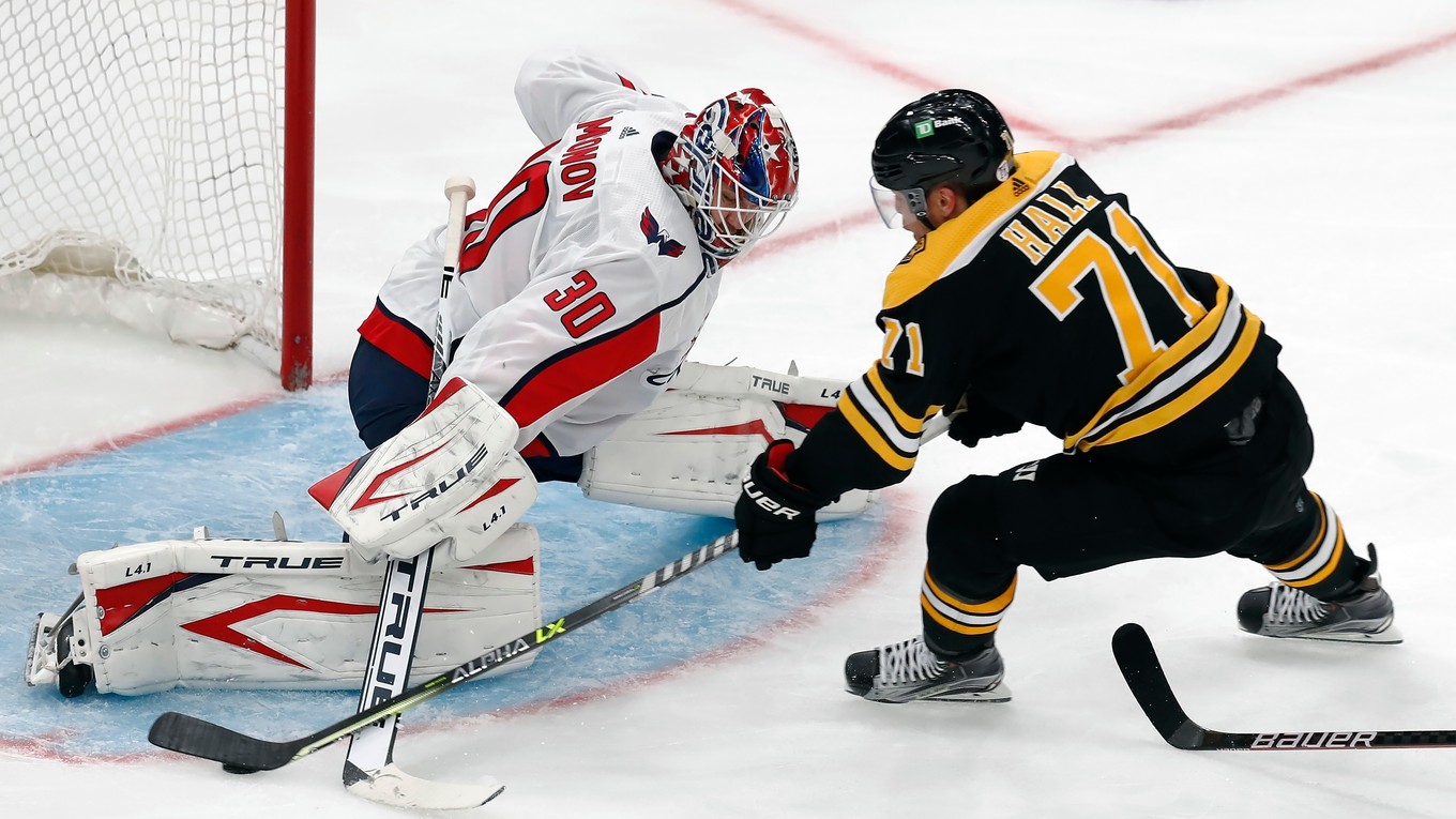 Kanadský útočník Taylor Hall v drese Bostonu Bruins.