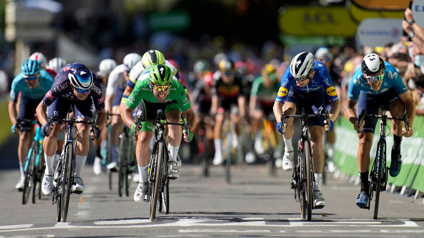 Mark Cavendish (v zelenom) vyhral 13. etapu na Tour de France 2021. 