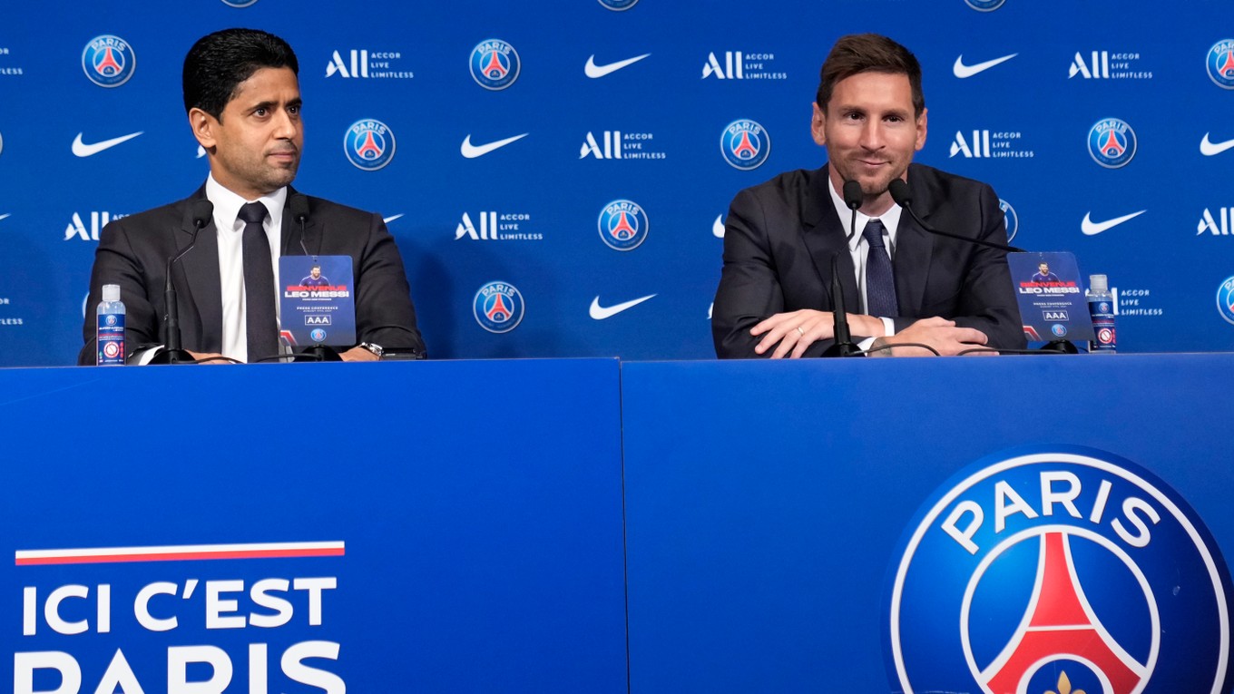 Nasser Al-Al-Khelaifi a Lionel Messi pri podpise zmluvy medzi hráčom a Paríž St. Germain.