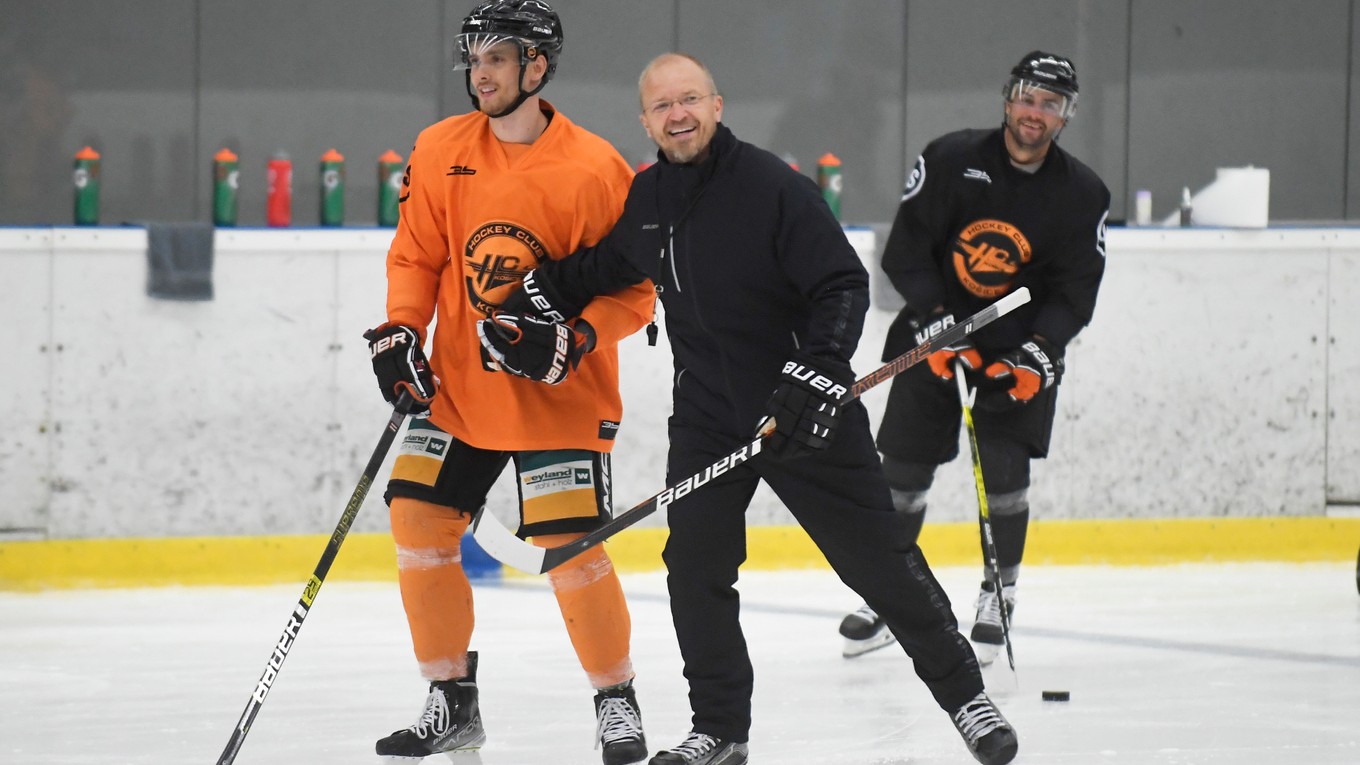 Hokejisti HC Košice odštartovali prípravu podvedením trénera Kalle Kaskinena (v strede).