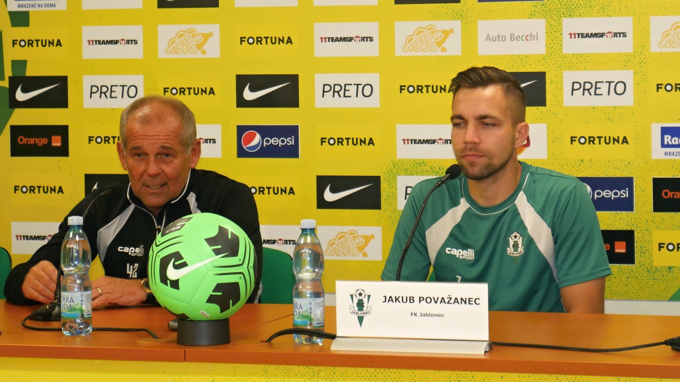 Tréner Petr Rada a Jakub Považanec z  FK Jablonec.