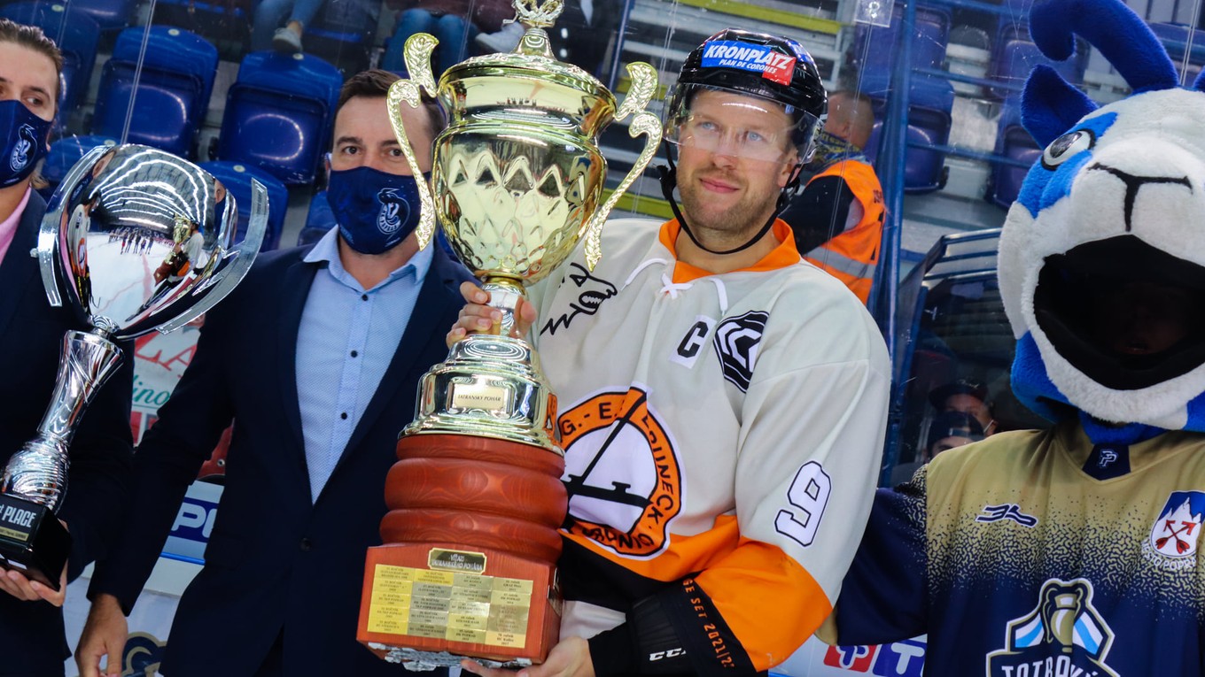 Trofej za 1. miesto na 74. ročníku Tatranského pohára preberá kapitán HC Pustertal Wölfe Armin Hofer.