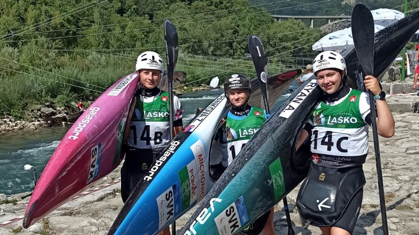 Zuzana Paňková, Ivana Chlebová a Amy Ryan získali zlato v hliadkach K1 na ME vo vodnom slalome juniorov 2021.