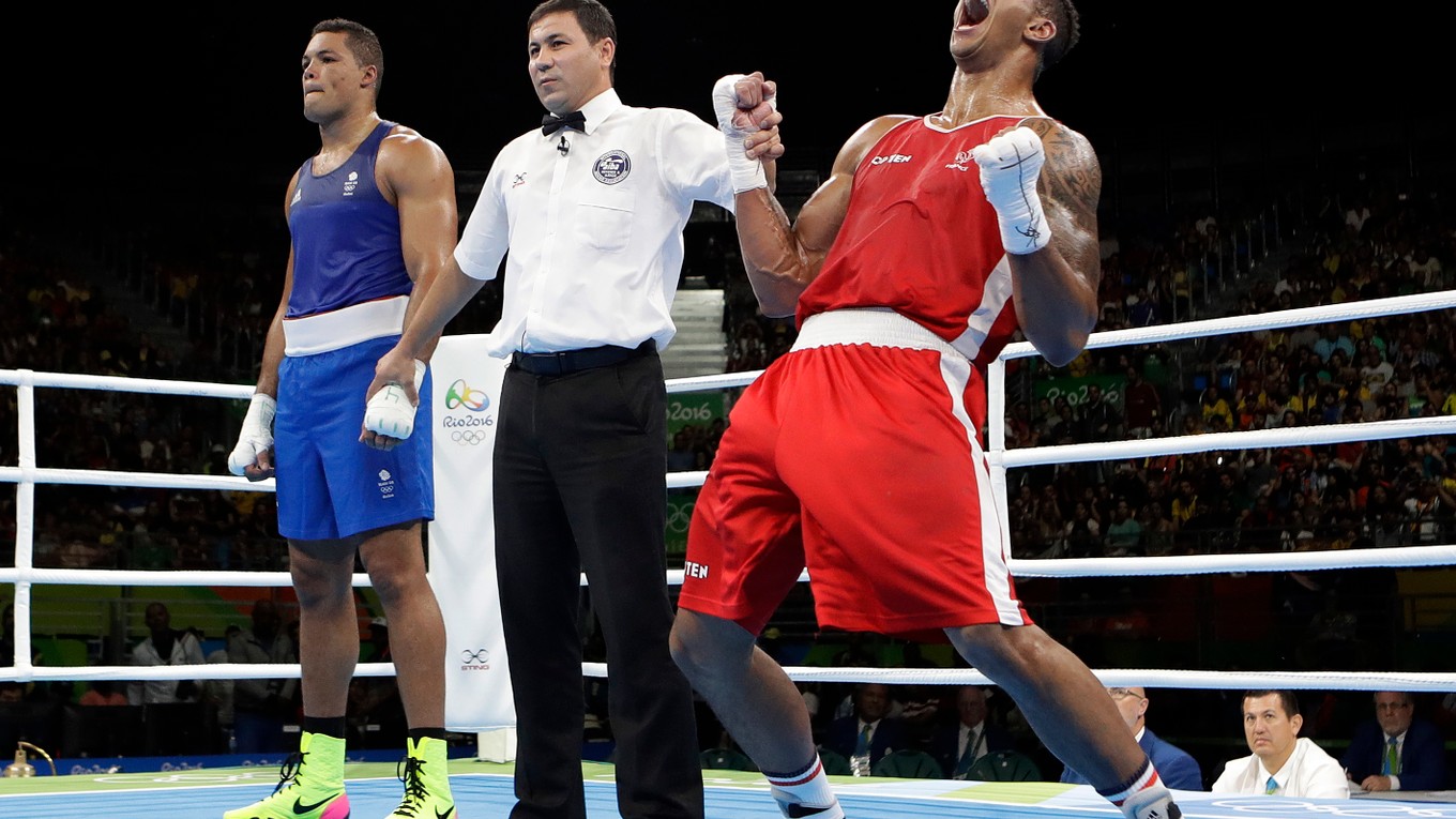 Francúzsky boxer Tony Victor James Yoka (vpravo) oslavuje zlatú medailu vo finále kategórie nad 91 kg OH 2016 v Riu de Janeiro.
