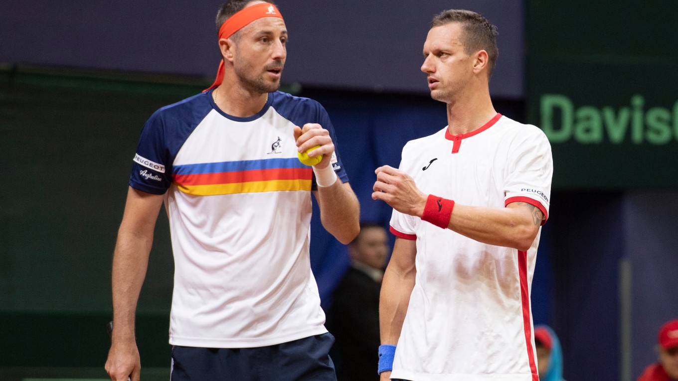 Filip Polášek (vpravo) a Igor Zelenay figurujú v nominácii Slovenska na zápas Davis Cupu proti Čile.
