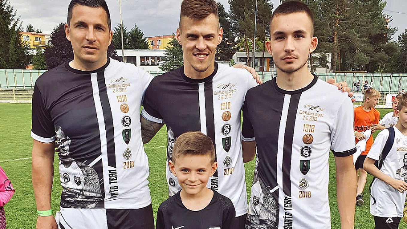 Futbalová rodina Škrtelovcov - sprava Roman Škrteľ, Martin Škrtel a Filip Škrteľ.
