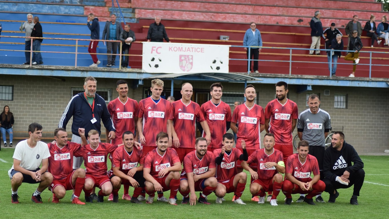 Mužstvo FC Komjatice po piatom víťazstve v rade.