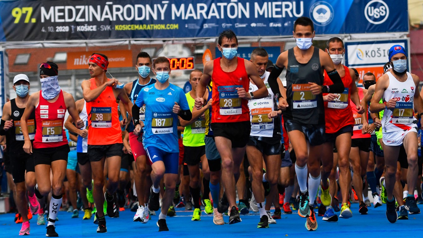 Bežci počas Medzinárodného maratónu mieru v Košiciach v roku 2020.