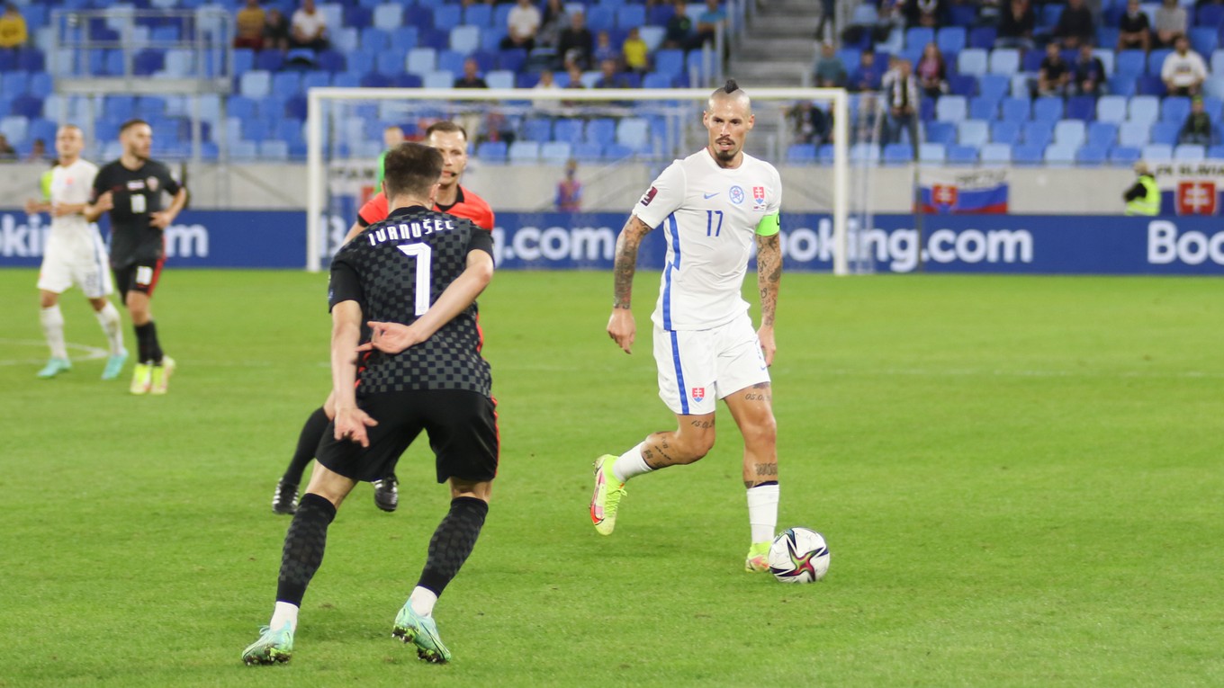 Luka Ivanušec a Marek Hamšík  v zápase kvalifikácie majstrovstiev sveta 2022 Slovensko - Chorvátsko.