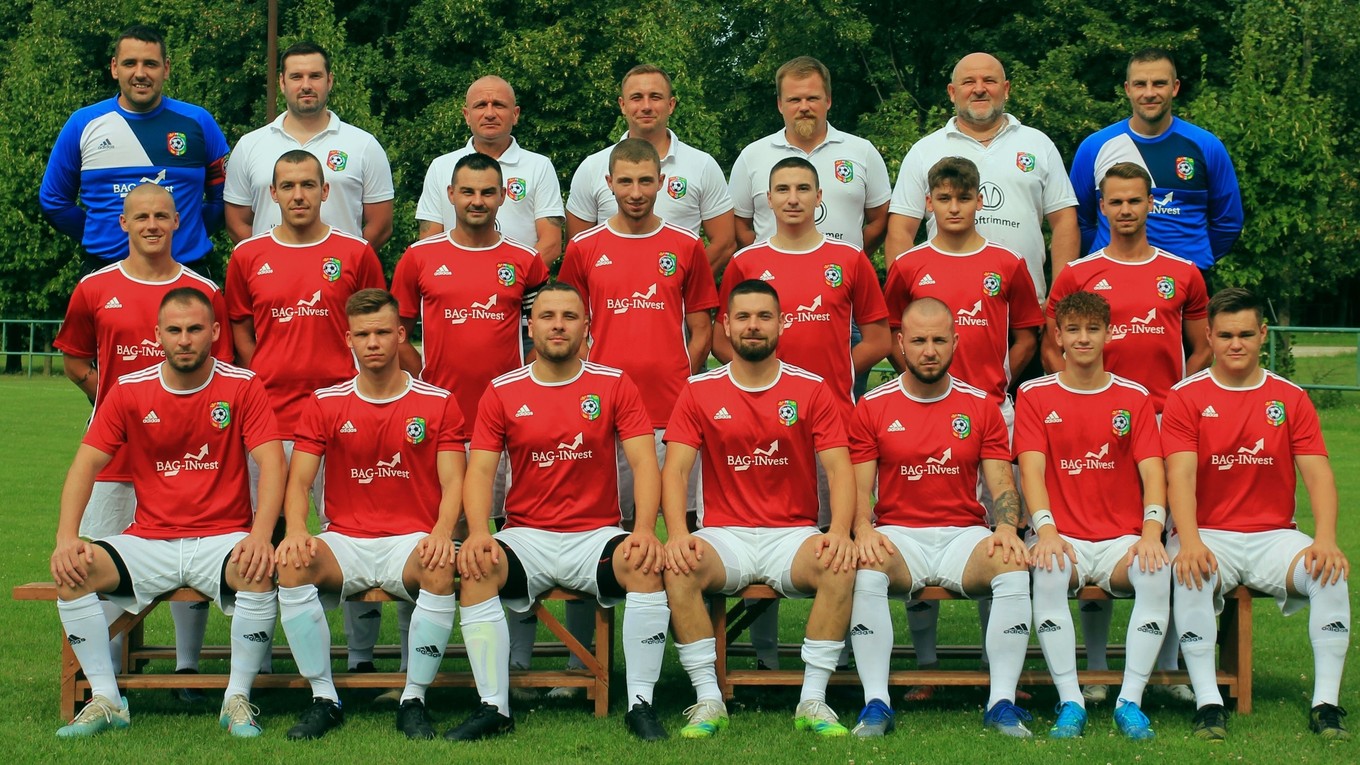 Aktuálny káder FC Sokolce-Brestovec. V strednom rade prvý sprava Zsolt Császár.