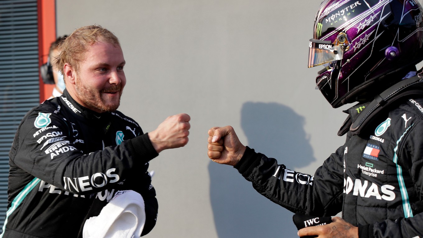 Valtteri Bottas (vľavo) a Lewis Hamilton. 