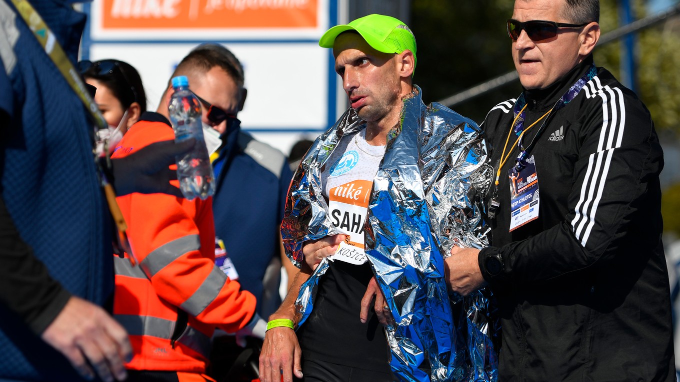 Totálne vyčerpaný Tibor Sahajda v cieli 98. ročníka Medzinárodného maratónu mieru.