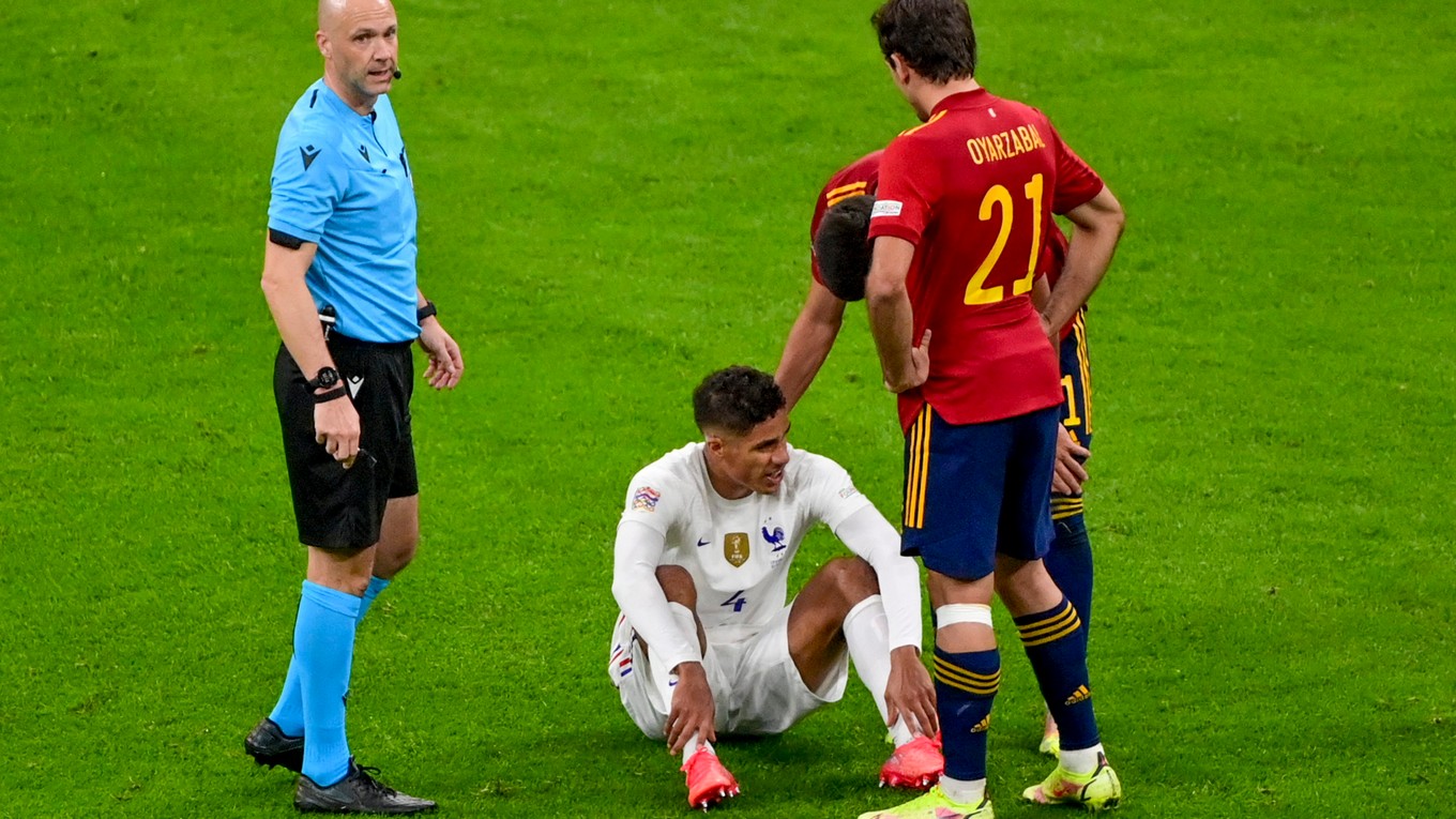 Zranený Raphael Varane vo finále Ligy národov 2021: Španielsko - Francúzsko.