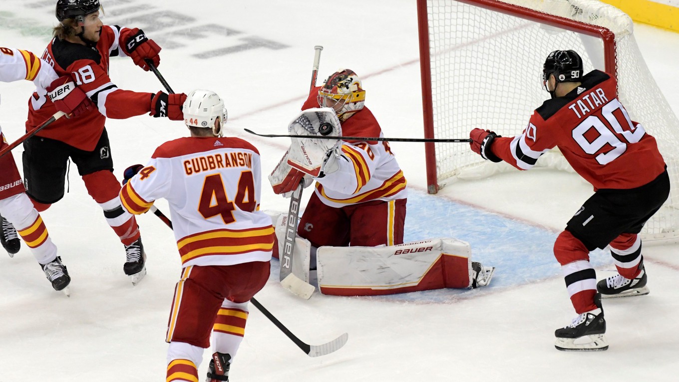 Momentka zo zápasu New Jersey Devils - Calgary Flames v NHL.
