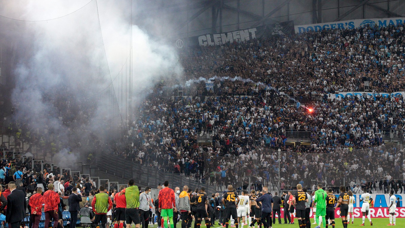 Fanúšikovia na zápase Olympique Marseille, ilustračná fotografia.
