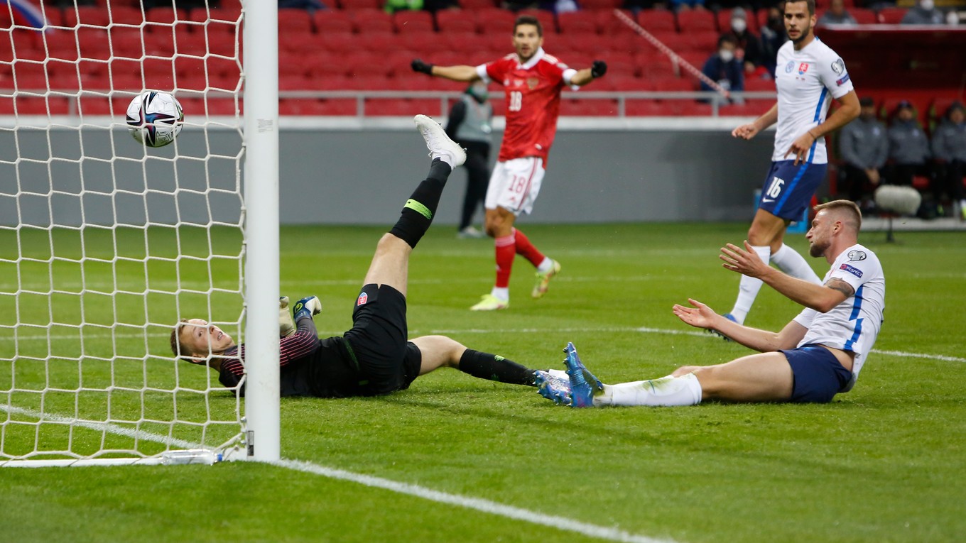 Milan Škriniar na zemi, dal si vlastný gól.
