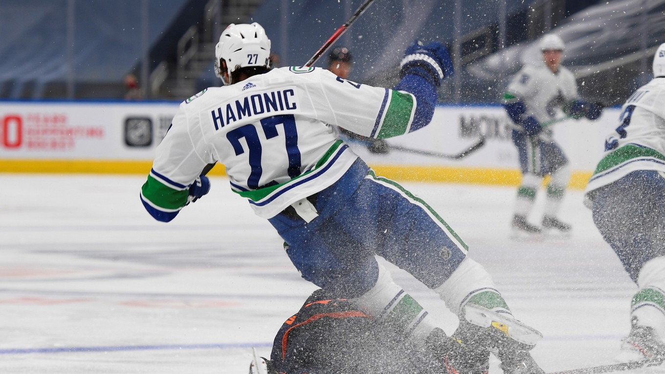 Travis Hamonic v drese klubu NHL Vancouver Canucks.