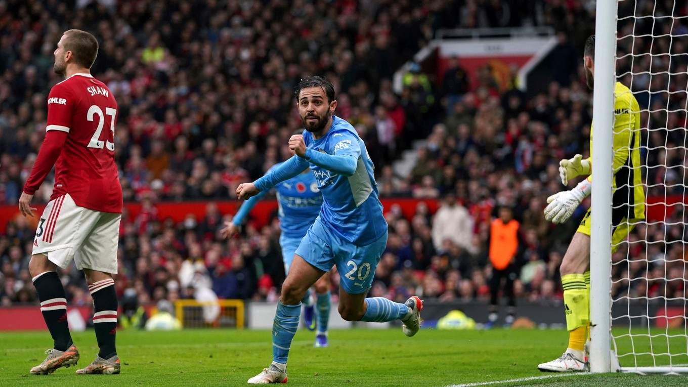 Bernardo Silva strieľa gól do siete Manchestru United. 