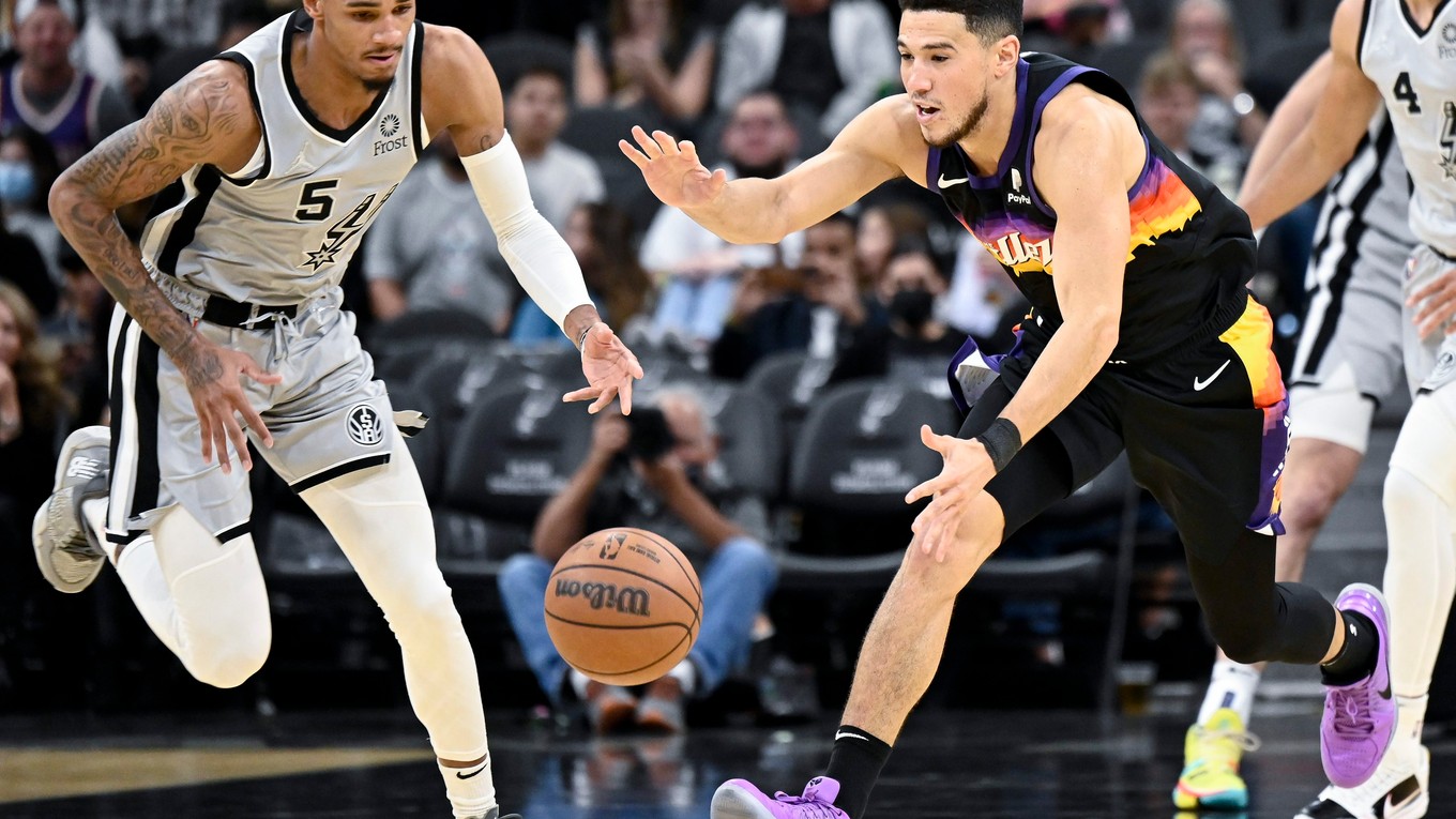 Devin Booker (v strede) v drese Phoenix Suns.