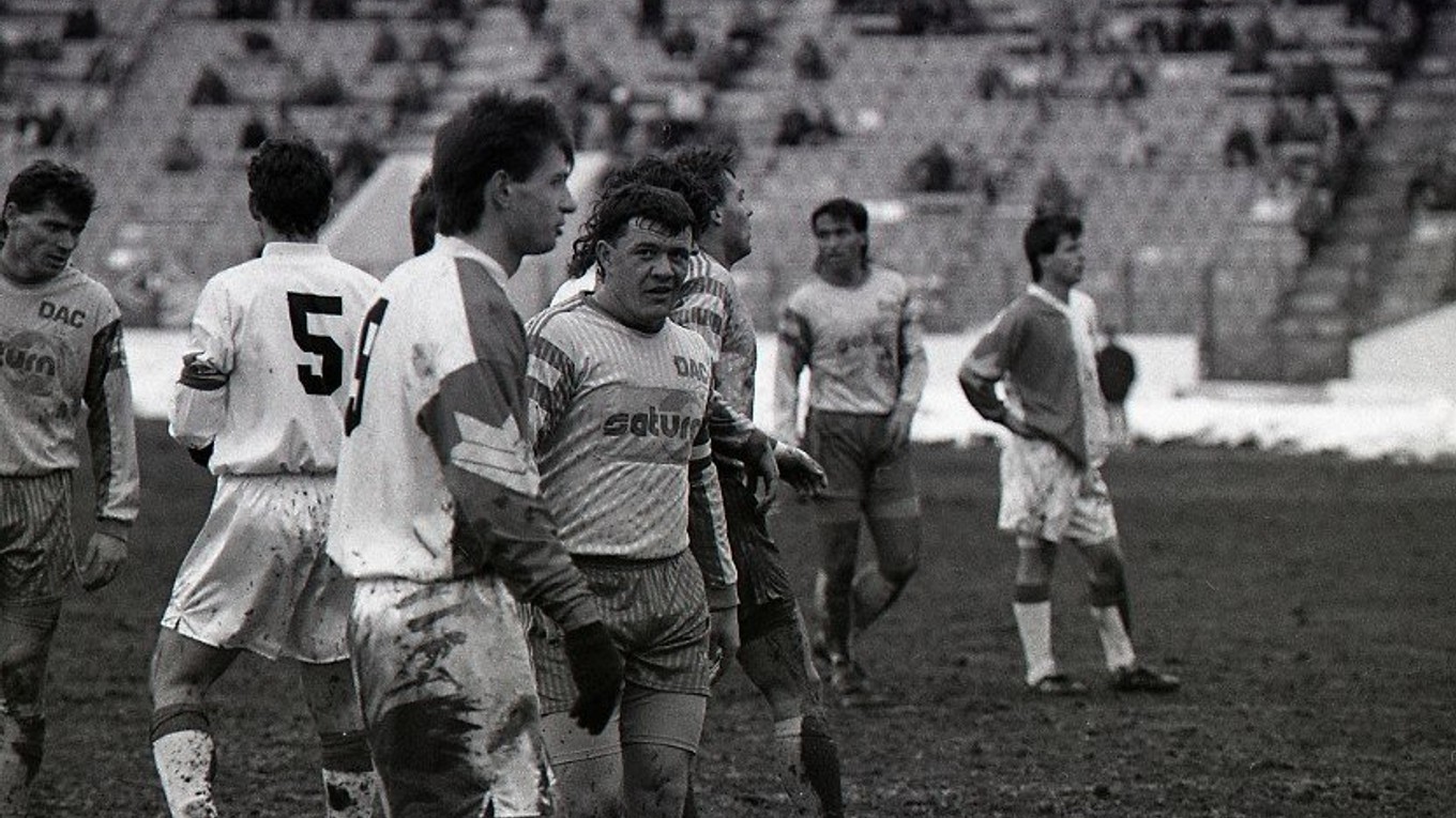 Pavol Diňa a Pavel Kuka v zápase federálnej ligy Slavia Praha - DAC Dunajská Streda (1:0) 7. marca 1993. 