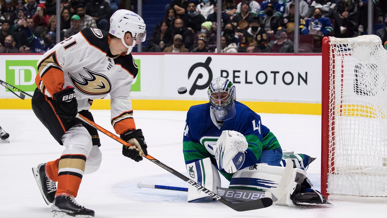 Jaroslav Halák v bránke Vancouver Canucks.