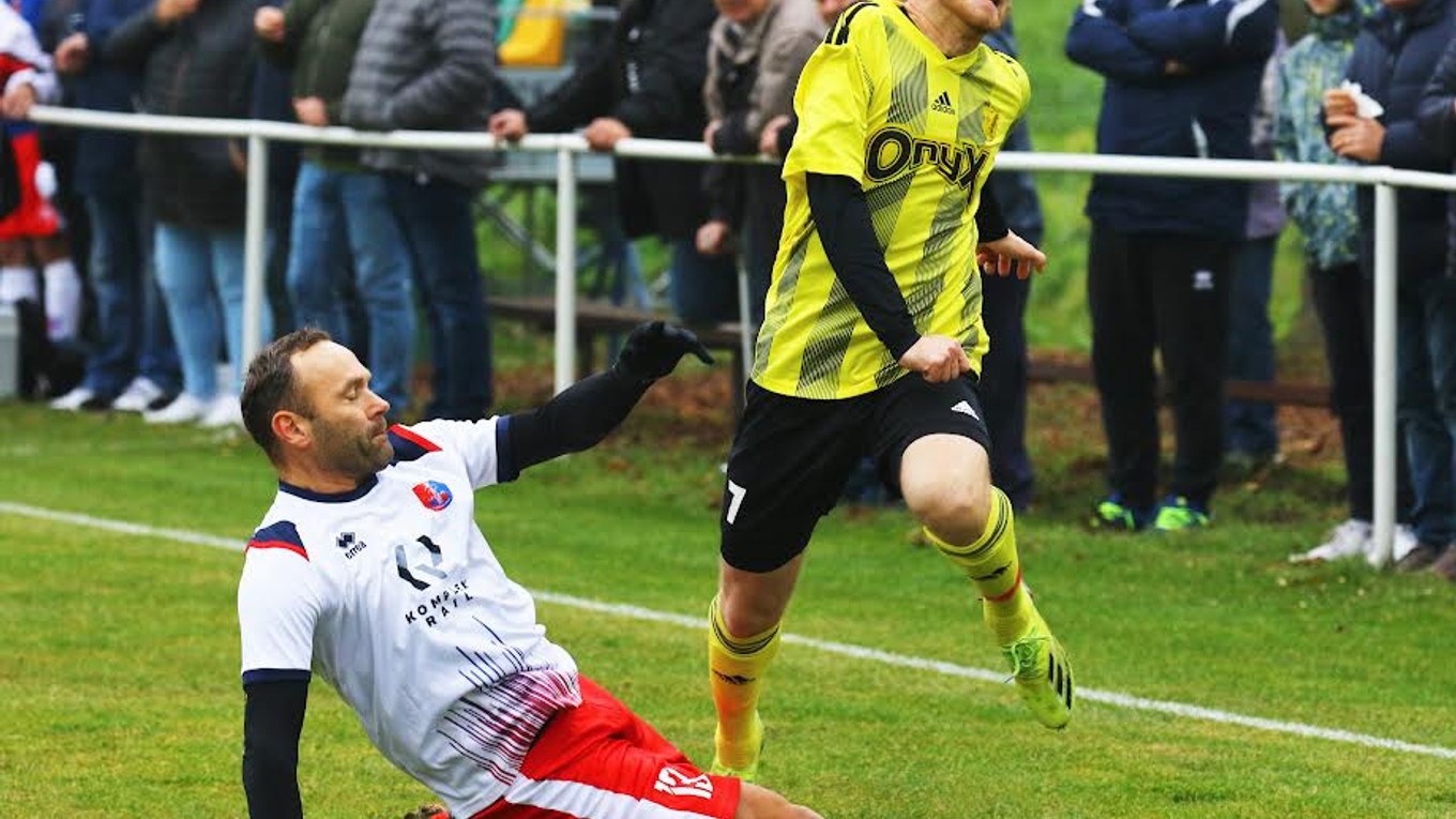 V piatoligovom derby Pozba – Podhájska (0:0) sa hralo od podlahy. V bielom Marcel Bagala a Pozban Marián Sásik.
