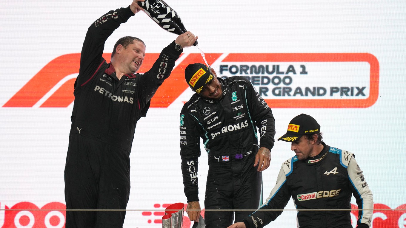 Lewis Hamilton a tím Mercedes oslavujú triumf na Veľkej cene Kataru. 
