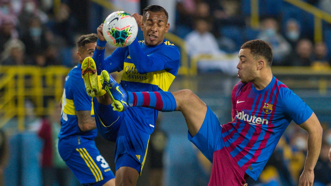 Momentka zo zápasu Barcelona - Boca Juniors (Maradonov pohár 2021).