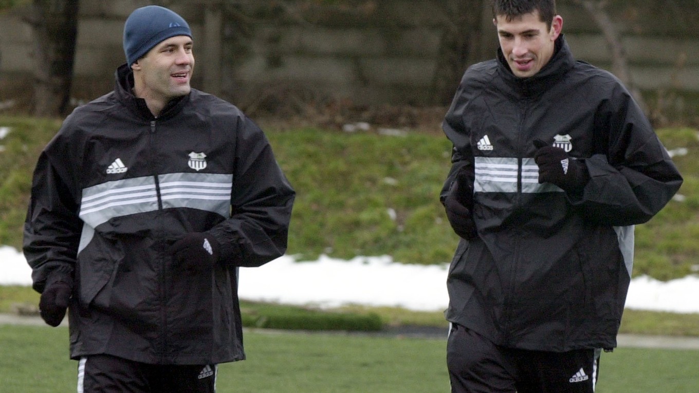 Dušan Sninský (vpravo) počas tréningu v drese Petržalky spolu s ďalším východniarom Ľubomírom Reiterom.