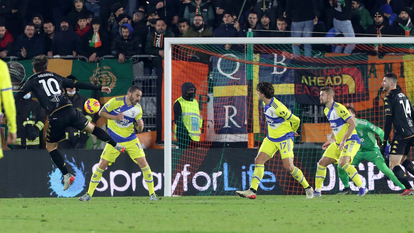 Mattia Aramu (číslo) strieľa gól do siete Juventusu.
