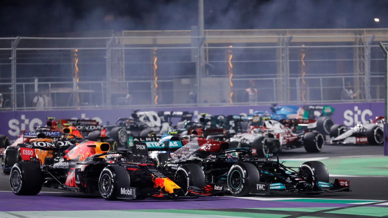 Max Verstappen (vľavo) a Lewis Hamilton počas Veľkej ceny Saudskej Arábie 2021.