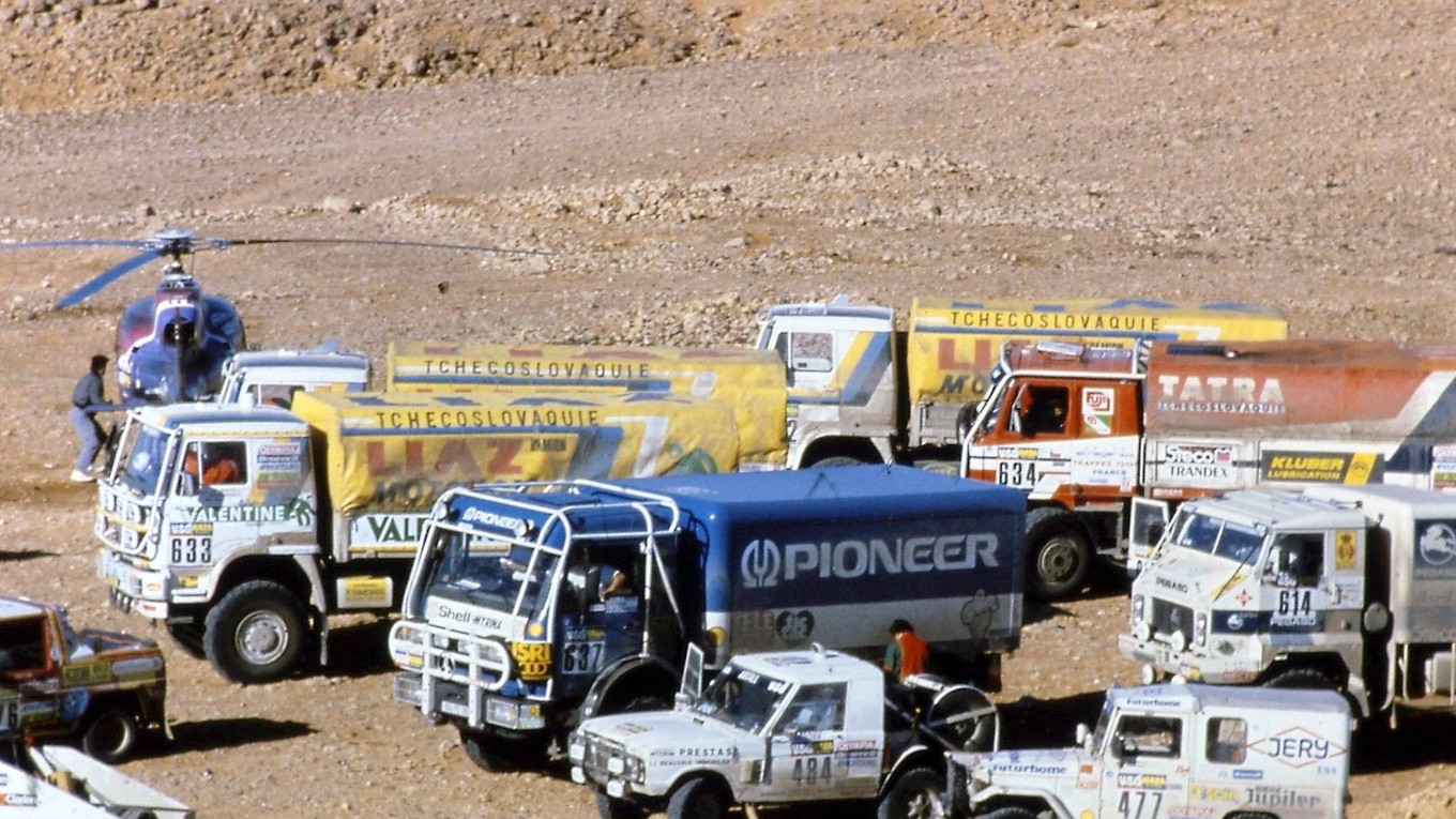 Dakar 1986: Štart do etapy El Gólea - In Saláh, 5. január 1986. Za Lopraisovou Tatrou (č. 634) stojí Moskalov LIAZ (č. 632).