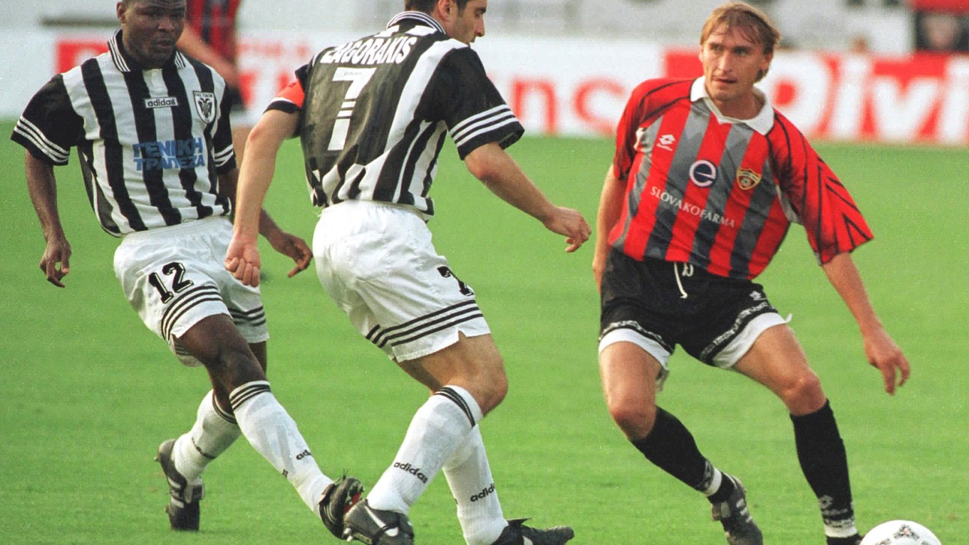 V zápase Pohára UEFA medzi Spartakom Trnava a PAOK Tesalon. Trnavčan Ľubomír Luhový (vpravo), 4.9.1997.
