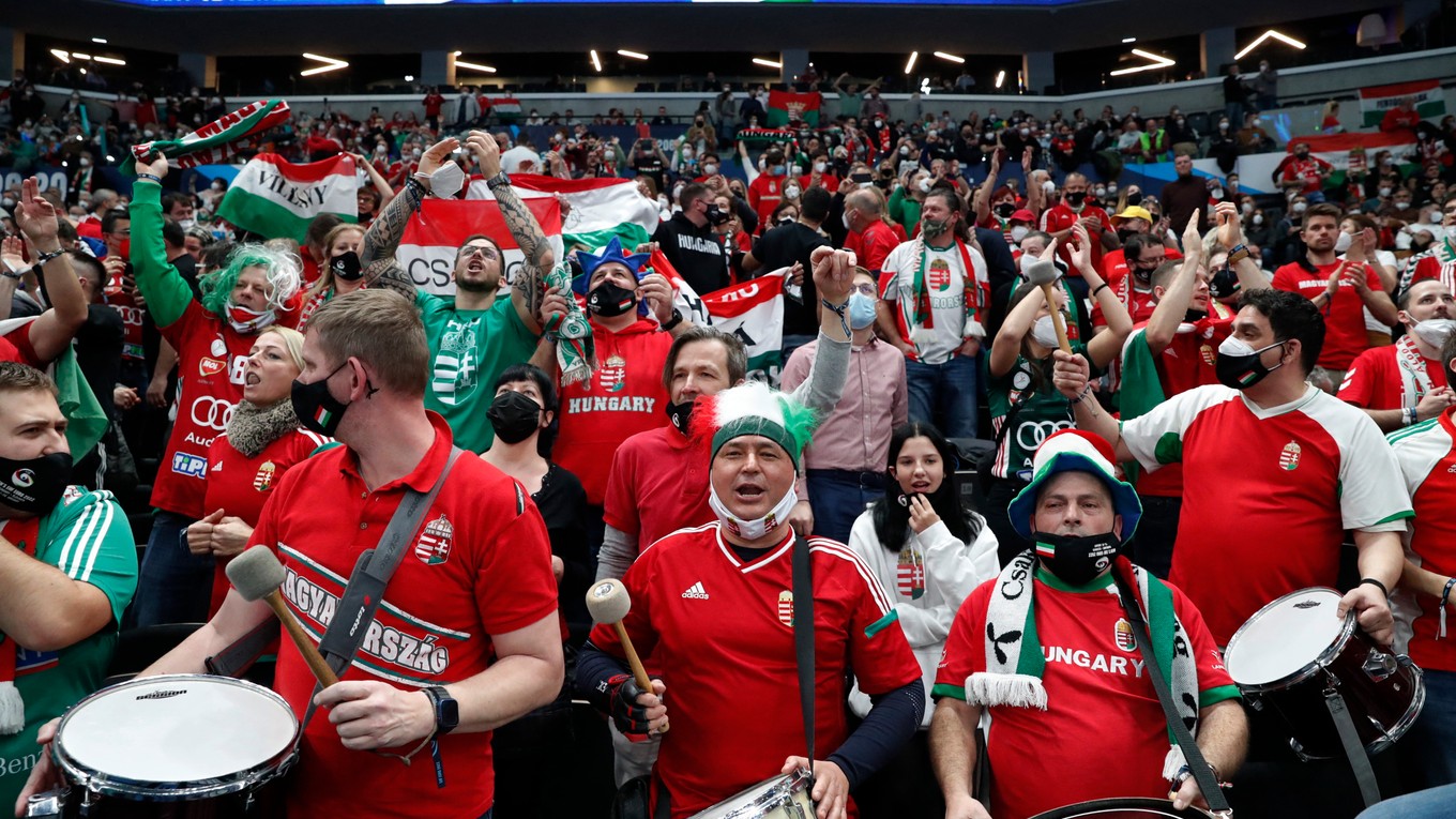 Fanúšikovia v zaplnenej hale MVM Dome v Budapešti počas zápasu Maďarsko - Holandsko.
