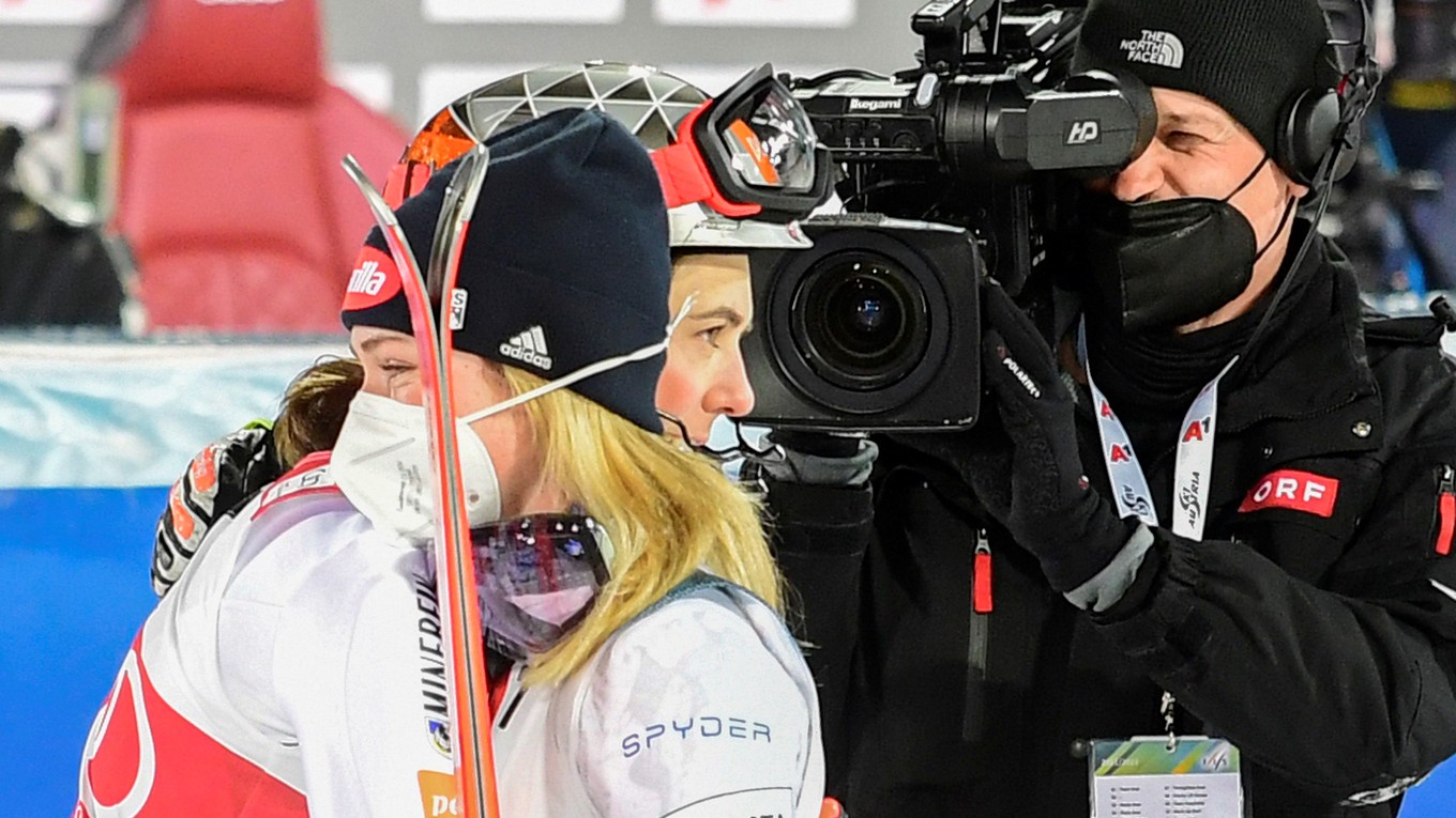 Mikaela Shiffrinová a Petra Vlhová v cieli slalomu v Schladmingu.