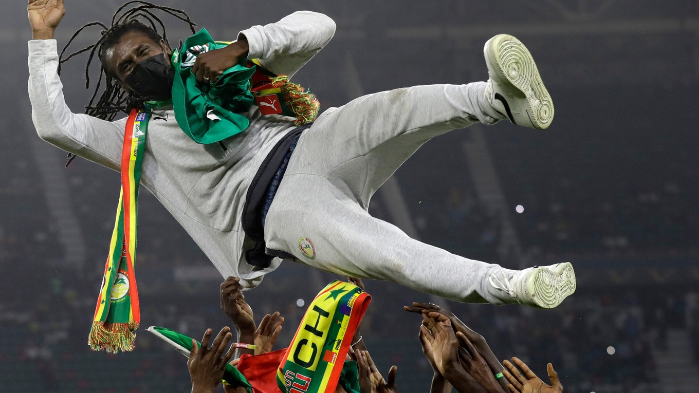 Senegalskí futbalisti a tréner Senegalu Aliou Cissé oslavujú po finále Afrického pohára národov.