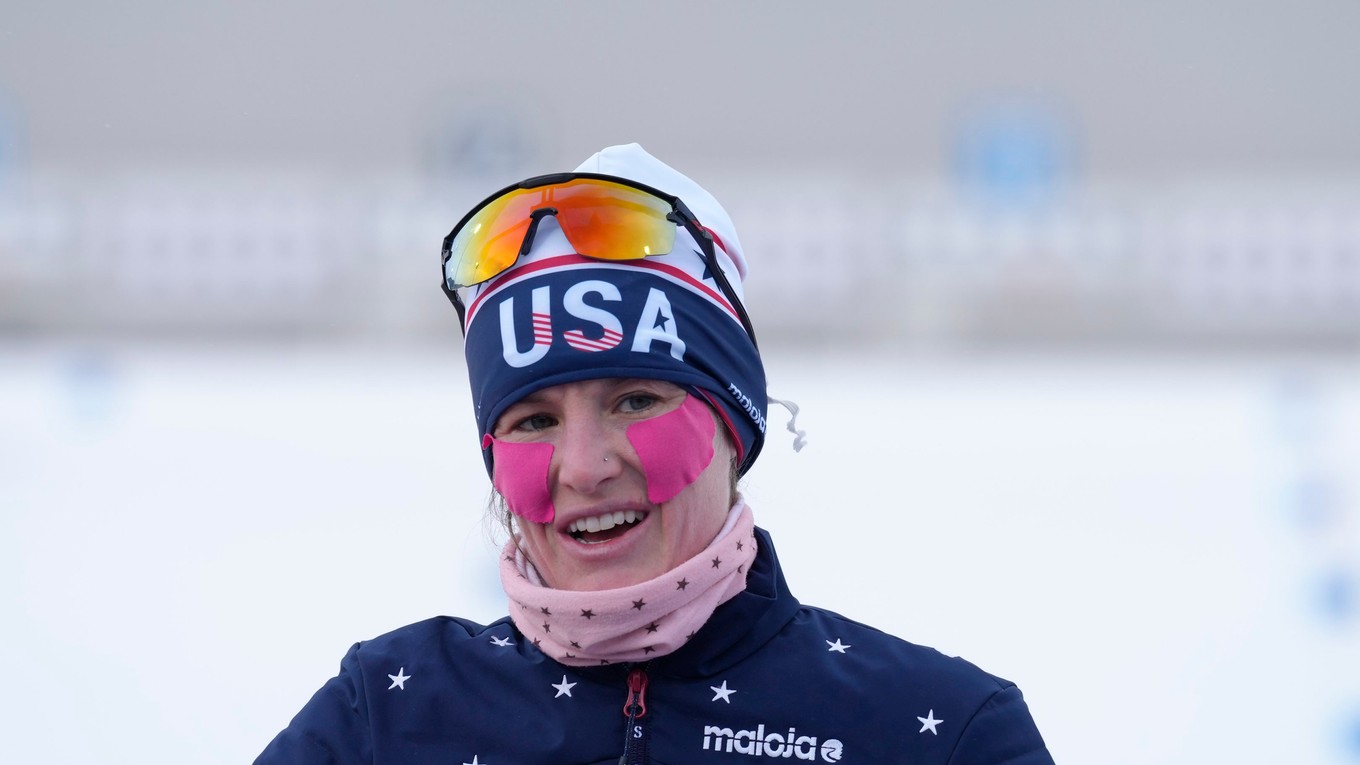 Americká biatlonistka Clare Eganová so zalepenou tvárou, aby sa vyhla omrzlinám počas ZOH v Pekingu 2022.