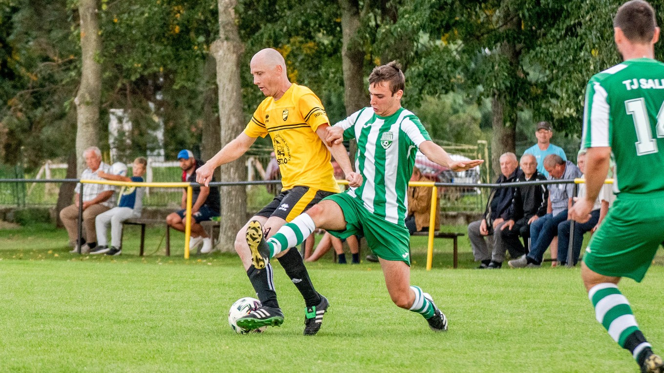 Zo zápasu 5. kola V. ligy Východ ŠK Podlužany – TJ Salka (1:1), v súboji o loptu (v zelenom) Salčan Erik Gálik, vpravo Adrián Szabó.
