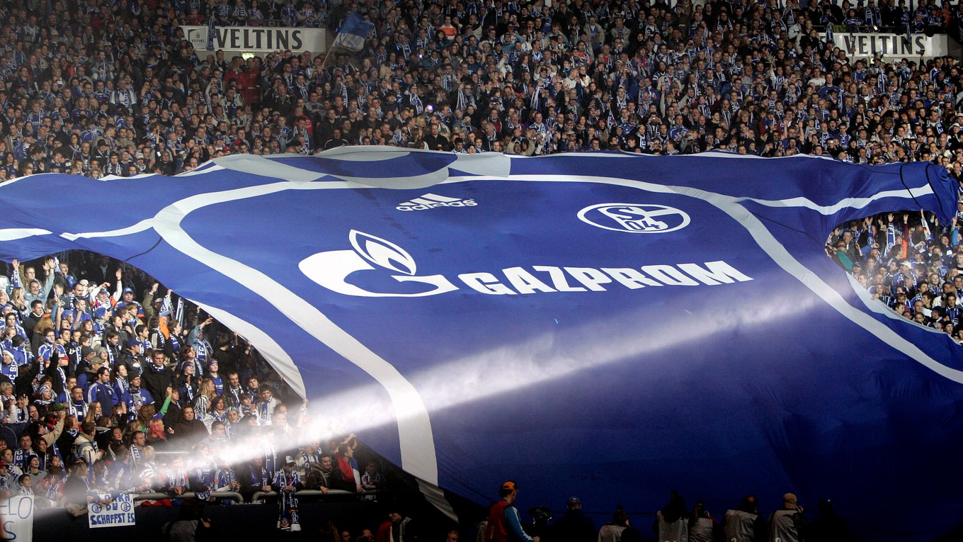 Fanúšikovia Schalke s klubovým dresom s logom Gazprom.