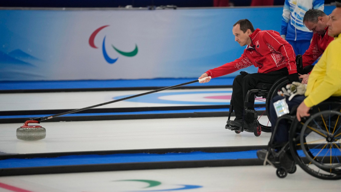 Curler na vozíku Radoslav Ďuriš v akcii na ZPH 2022 v Pekingu.