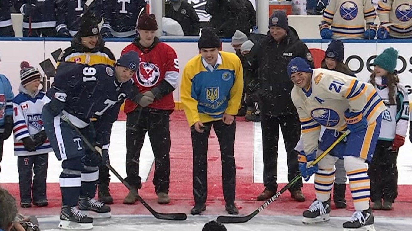 Ukrajinský hokejista Artur Cholach (v strede) vhodil slávnostné buly v zápase Buffalo Sabres - Toronto Maple Leafs.