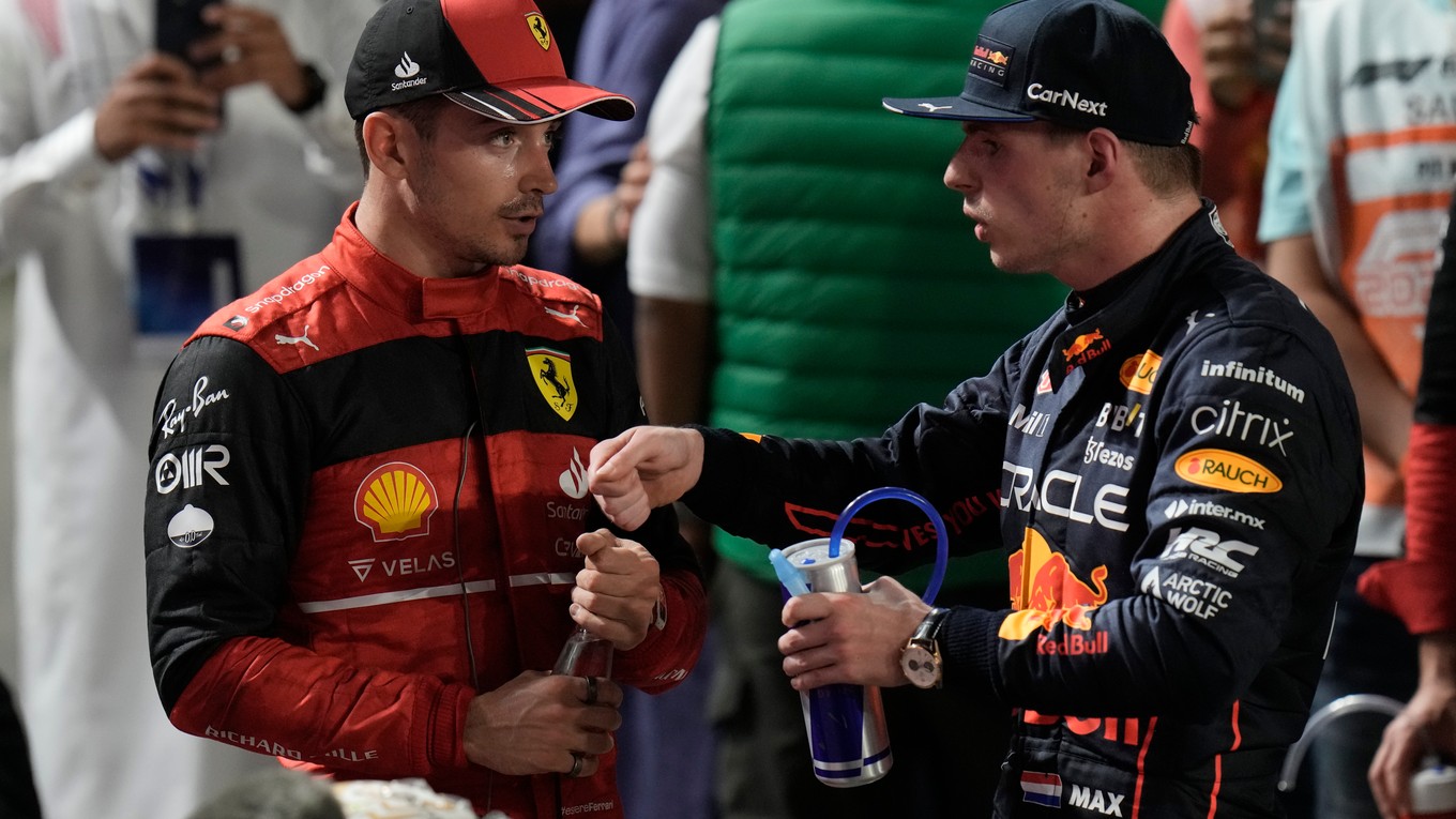 Charles Leclerc (vľavo) a Max Verstappen. 