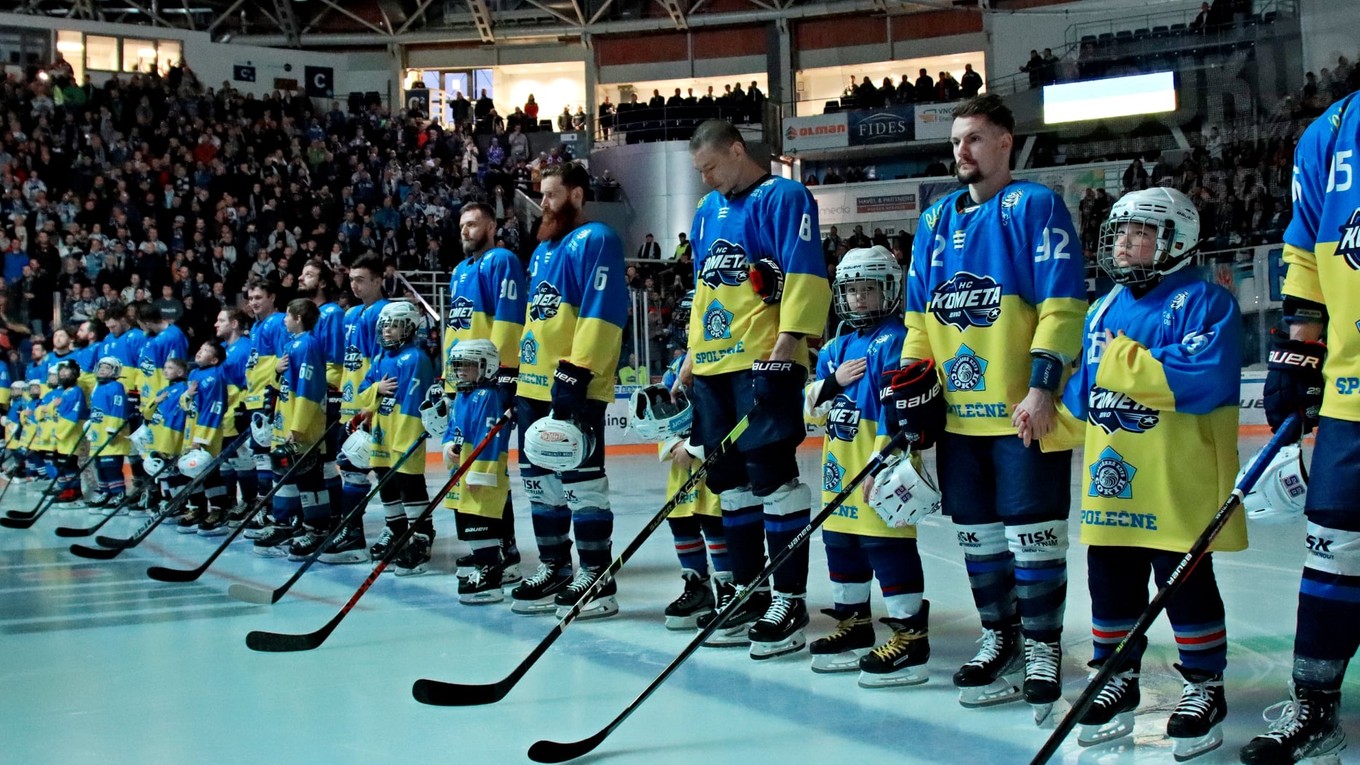 Nástup hokejistov Komety Brno v špeciálnych dresoch pred zápasom predkola play off proti Libercu. 