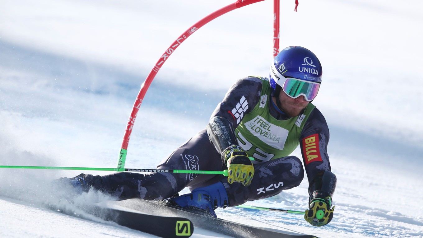 Slovenský lyžiar Adam Žampa počas obrovského slalomu v Kranjskej Gore.