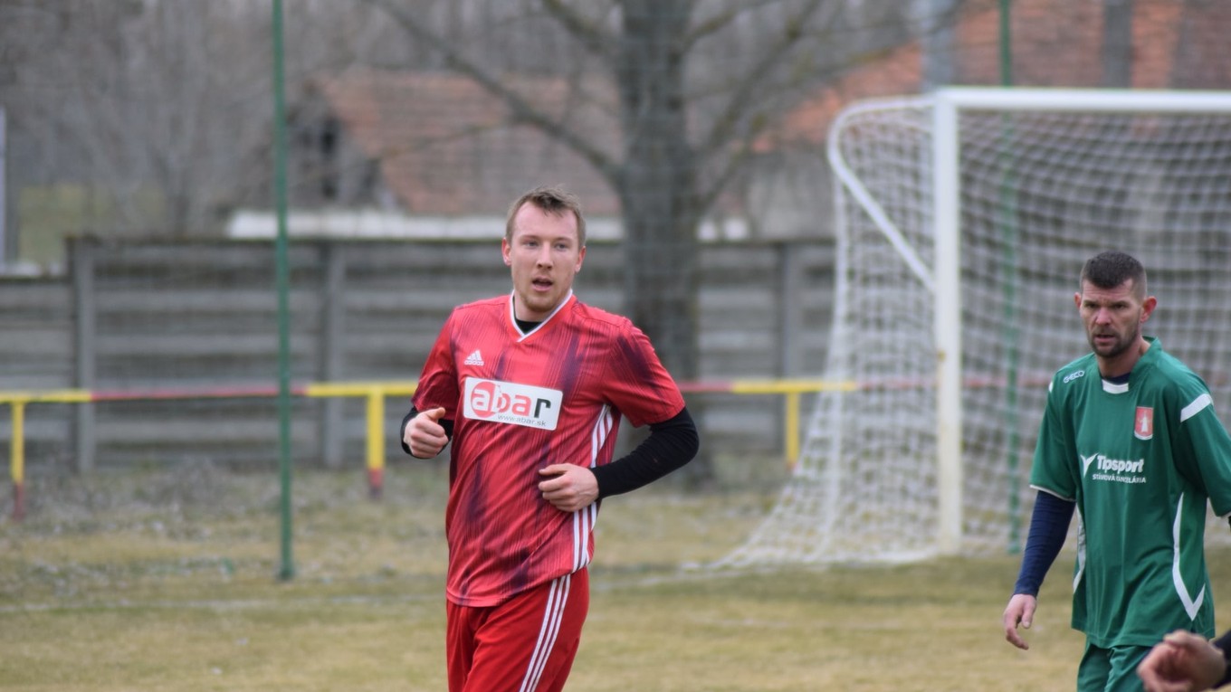 V prvom jarnom kole prehralo Zemné (v zelenom Attila Kučera) doma s Komjaticami gólom z 85. minúty 0:1..
