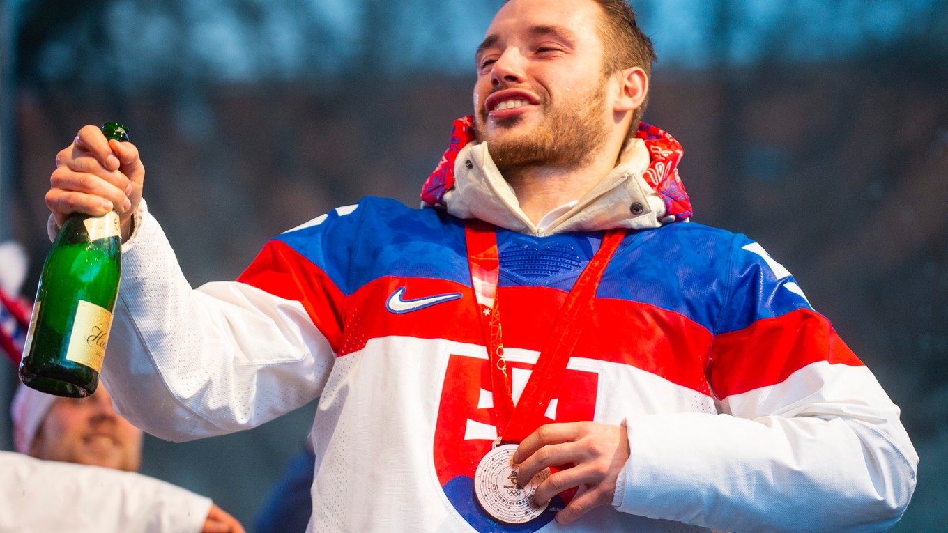 Marko Daňo počas osláv zisku bronzových medailí na olympiáde.