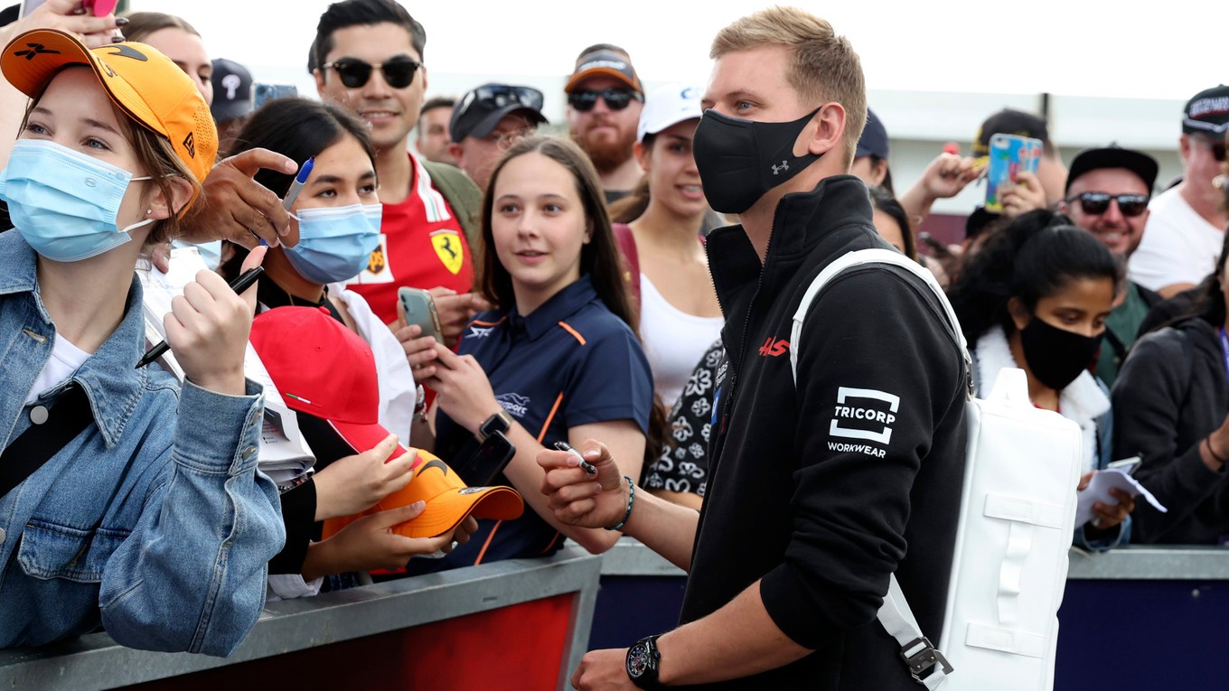 Mick Schumacher sa zdraví s fanúšikmi na okruhu v Melbourne.